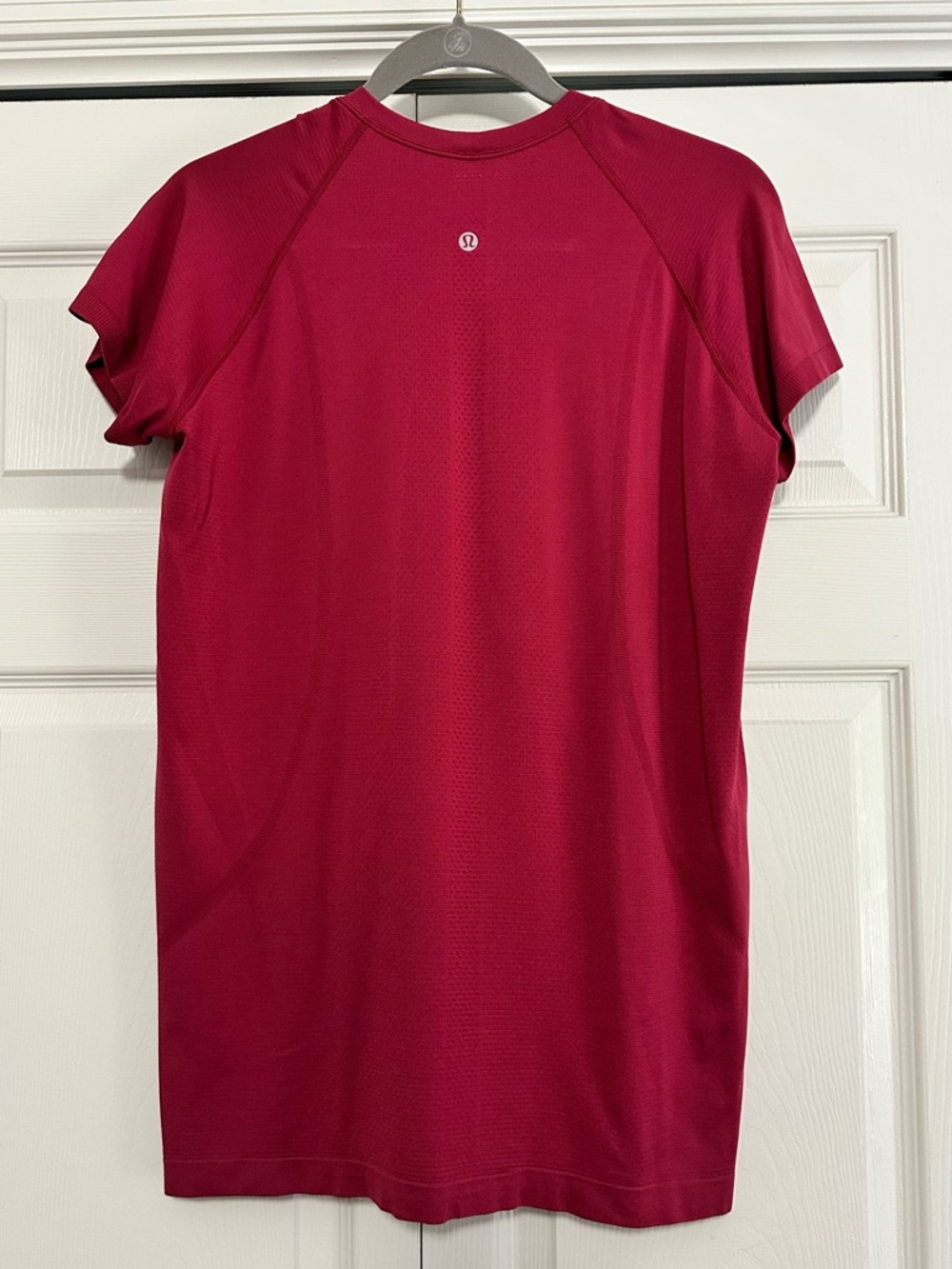 Lululemon Swiftly Tech Short Sleeve 2.0 Shirt Hip Length in Maroon Size 14 EUC - Picture 2 of 4
